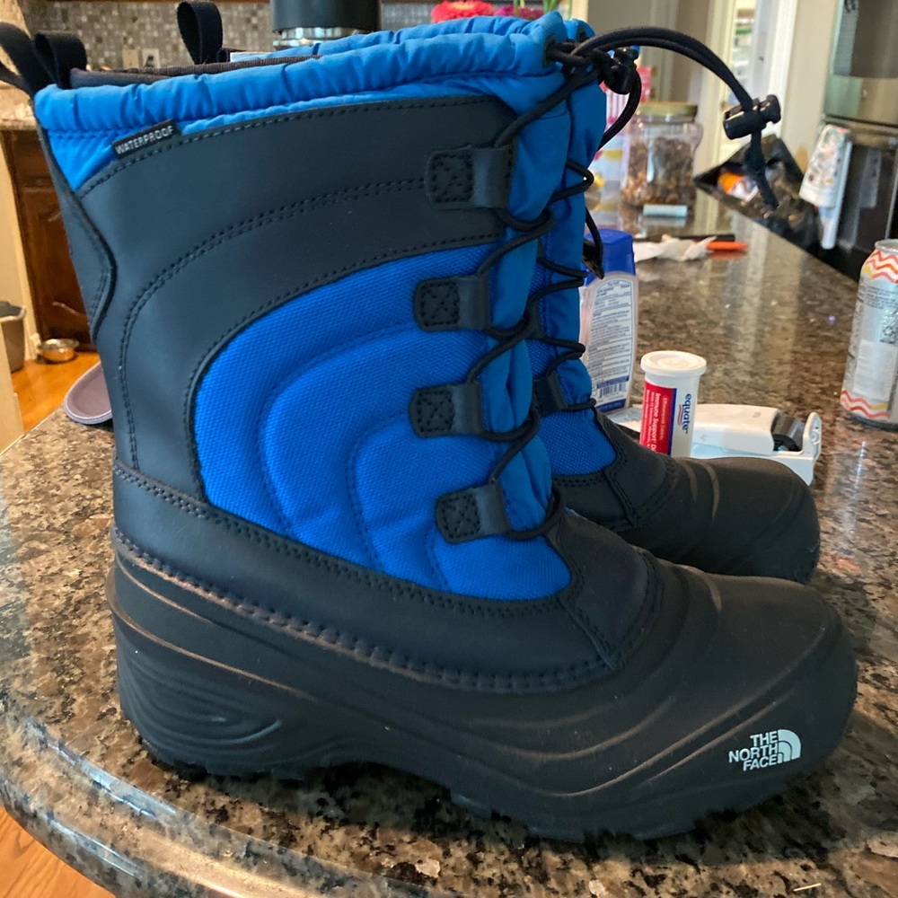 Boys North Face winter boots size 7